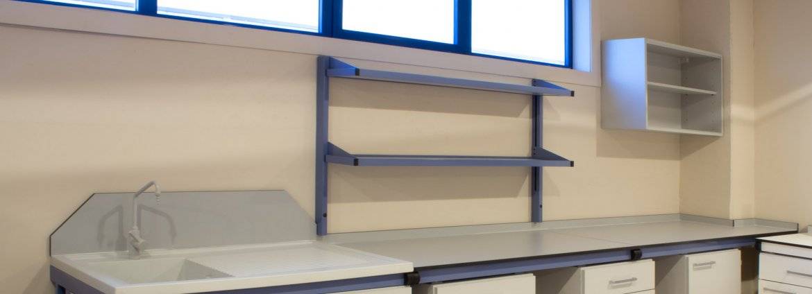 Mesa mural con balda